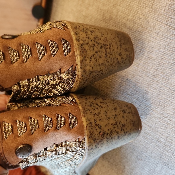 Bernie Mev Bronze Woven Open Toes Wedges - Picture 4 of 8